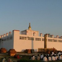 Gebäude über den Ausgrabungen an der Geburtsstätte des Buddha