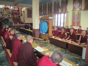Gebete und Meditationen im Tempel des Nonnenklosters Gebete und Meditationen im Tempel des Nonnenklosters